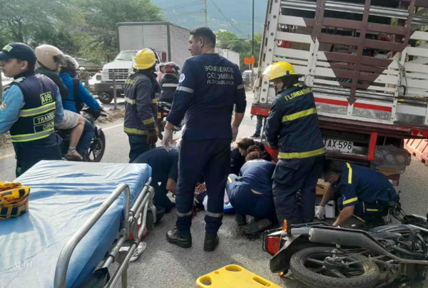 Motociclista herido tras grave choque con camión en Girón: sus piernas quedaron atrapadas