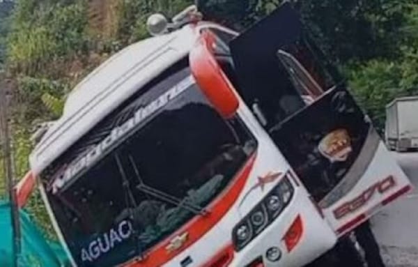 Milagro en ‘El Cero’: buseta de Contransmagdalena se sale de la vía sin víctimas