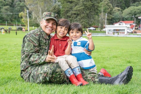 Dos hermanos volaron sobre tierra gracias al Ejército Nacional