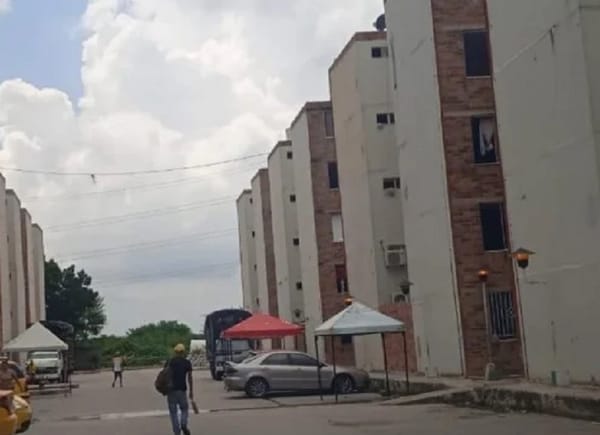 Por huir de una riña adulto mayor muere al caer desde un quinto piso