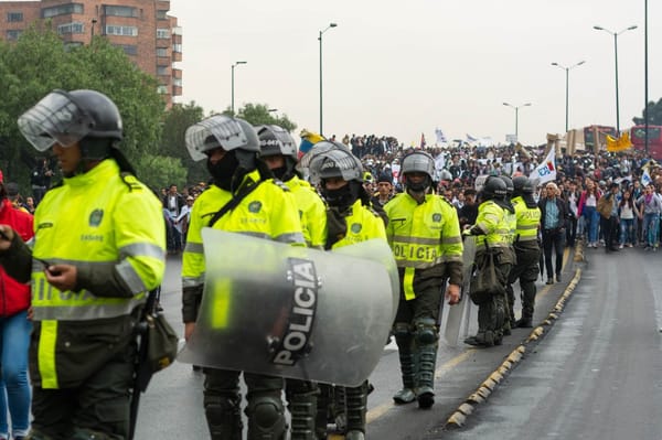 Posible robo de un Policía a un joven motero desató fuerte enfrentamiento