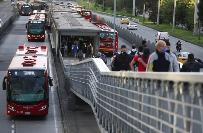 Evacúan bus de Transmilenio en Bogotá por supuesta activación de sustancia química