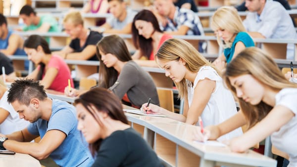 Santander abre fondo para apoyar el futuro académico de sus jóvenes