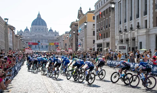 El ciclismo rinde homenaje al papa Francisco en el cierre del Giro 2025