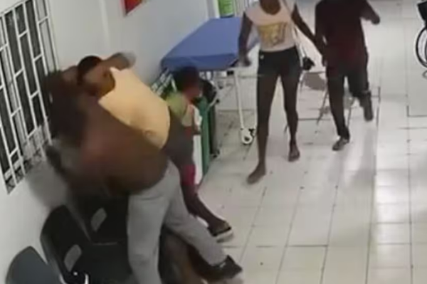 Cámaras registraron brutal ataque a vigilante de hospital