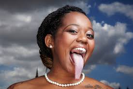 La lengua más larga del mundo es de una  mujer en Estados Unidos