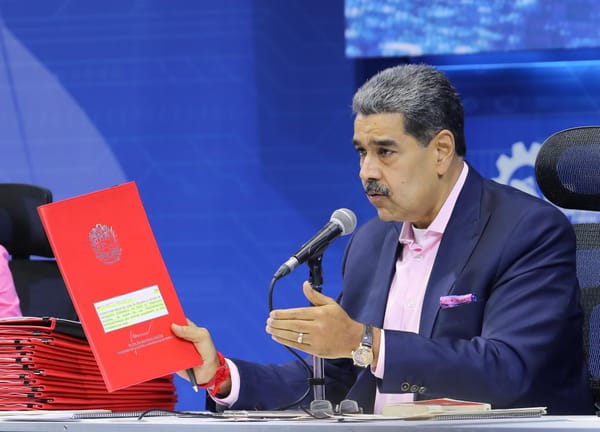 Maduro decreta emergencia económica en pleno choque con EE.UU.