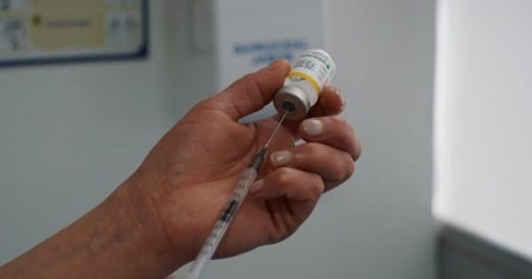 Vacúnese o no viaje: Colombia combate brote de fiebre amarilla