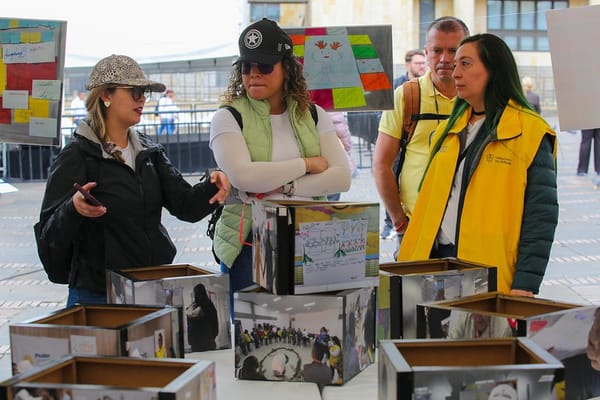 ‘Coser y Cantar’: un taller de moda que teje historias de resistencia