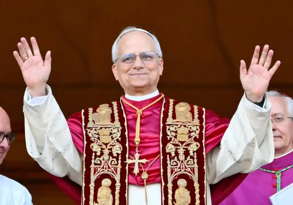 El Cardenal Robert Francis Prevost adoptó el nombre de León Catorce y remplaza al fallecido Papa Francisco