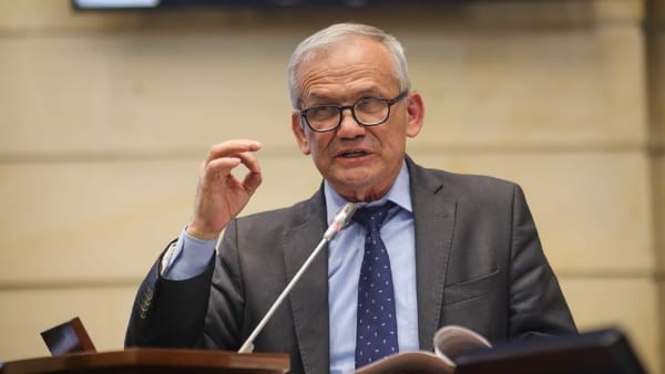 Carlos Ramón González salió por la puerta trasera de su propio partido