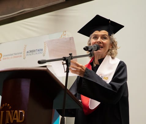 “Lo más importante no es encontrar respuestas, sino saber cómo preguntar”: Margarita Rosa tras obtener titulo en filosofía de la UNAD