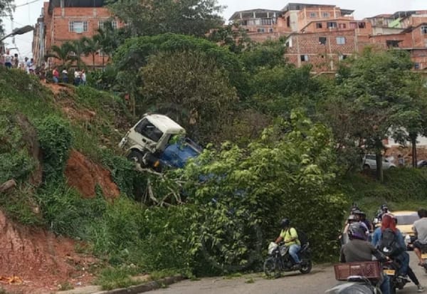Vehículo cisterna causó pánico al rodar por una ladera en Floridablanca