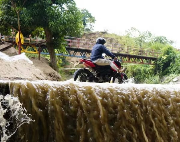 Motociclista fue salvado de las aguas del río Hato