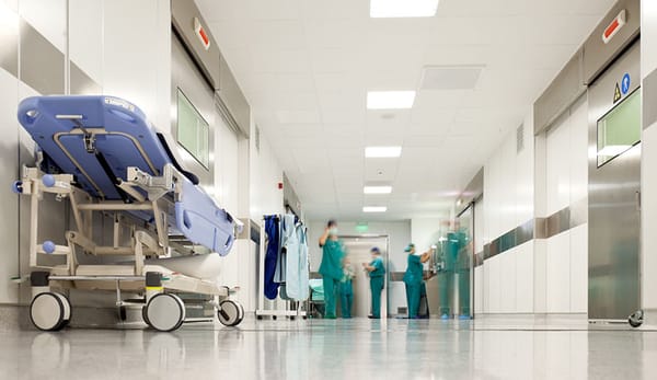 Gerentes de hospitales públicos y privados: "La crisis está a punto de obligarnos a cerrar servicios"