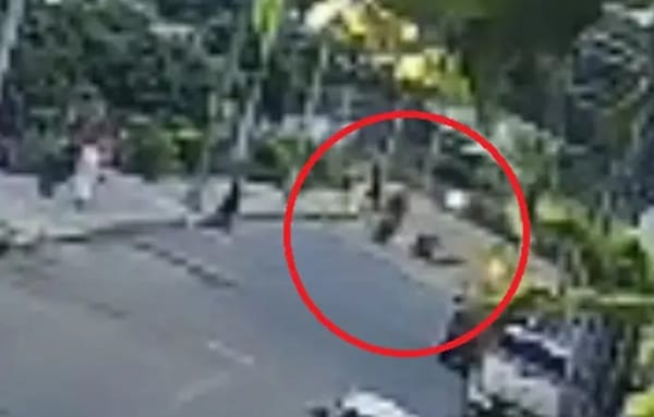 Mujer murió al caer con su moto empujada por otro motociclista