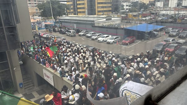 Minga indígena bloquea acceso al DNP en Bogotá y retiene a trabajadores durante horas