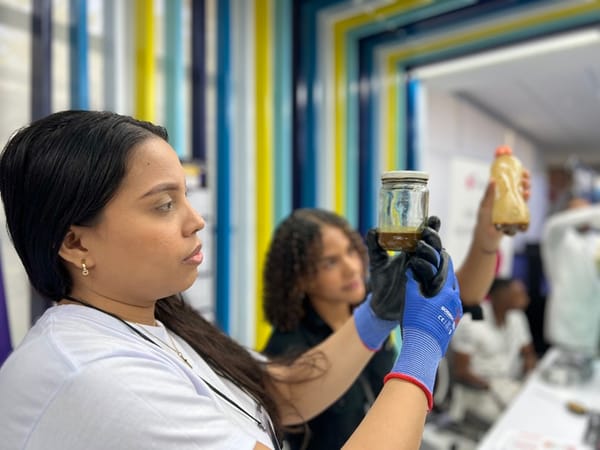 Jóvenes cartageneros crearon combustible para lanchas a partir de plástico reciclado