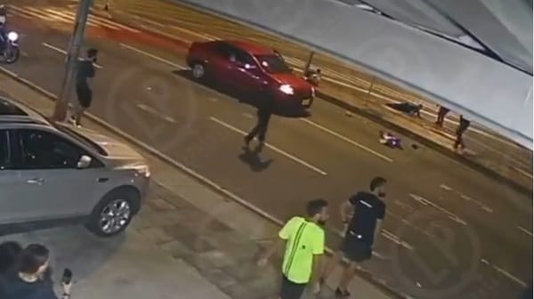 Embestidos dos policías por un auto robado en Bucaramanga