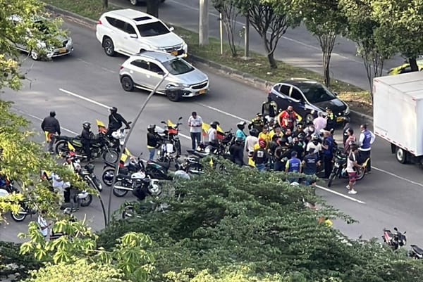 Motociclistas bloquean vías en Bucaramanga por restricción al parrillero hombre