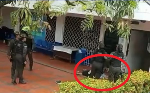 Brutal asesinato a bala frente a estudiantes dentro de un colegio
