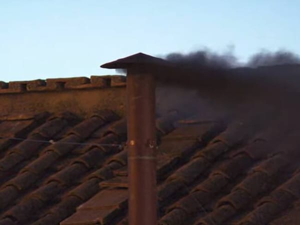 El Vaticano en vilo: primer escrutinio del cónclave deja humo negro