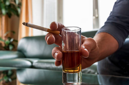 ¿Fumar, beber y no hacer ejercicio? Consecuencias fatales a los 30