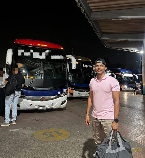 Este es el pasajero que evitó que un bus repleto de gente se accidentara, luego de que su conductor cayó en profundo sueño