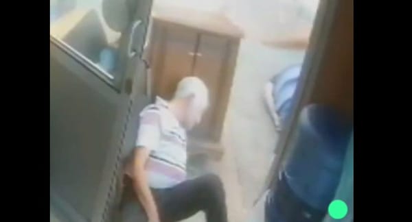 (VIDEO) Impactante video muestra a dos taxistas sufriendo infartos simultáneos en plena vía pública