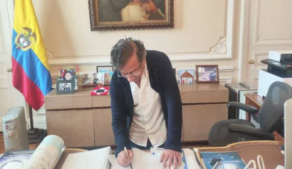 Este fue el compromiso que firmó el presidente Petro para reducir su violencia verbal