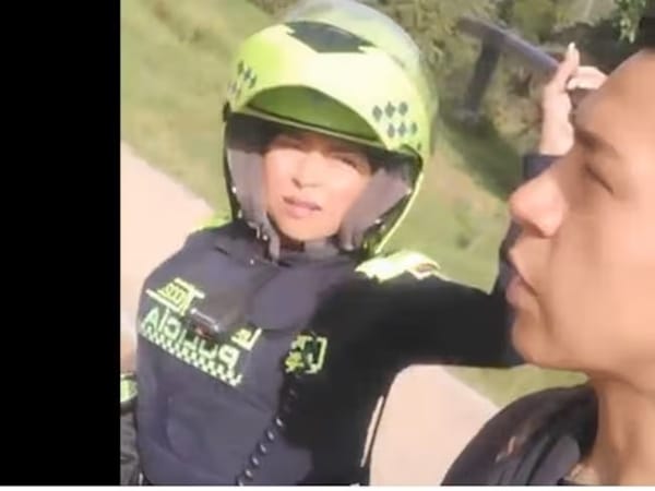 240 doritos después, le clavaron ejemplar sanción a patrullera que golpeó en la cara a un joven con su bolillo