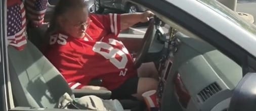 VIDEO: Policía disparó más de 30 veces contra un anciano en medio de un pleito por intolerancia