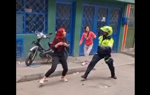 VIDEO: Golpiza en medio de un procedimiento policial dejó varios heridos, entre ellos a una mujer sin dientes