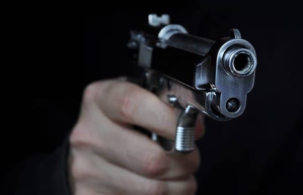 Perseguido y acribillado brutalmente en una tienda