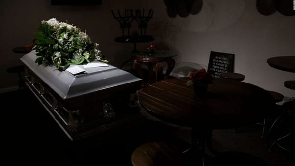 Mujer declarada muerta por una médica forense revivió en el ataúd
