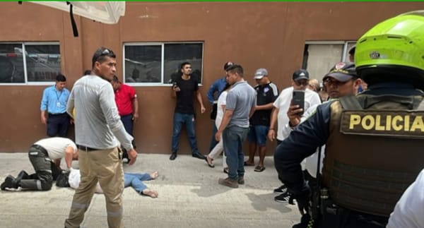 Mujer se lanzó desde el quinto piso de famoso centro comercial