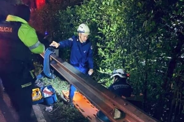 Fuerte impacto lanzo a un motociclista hacia un barranco