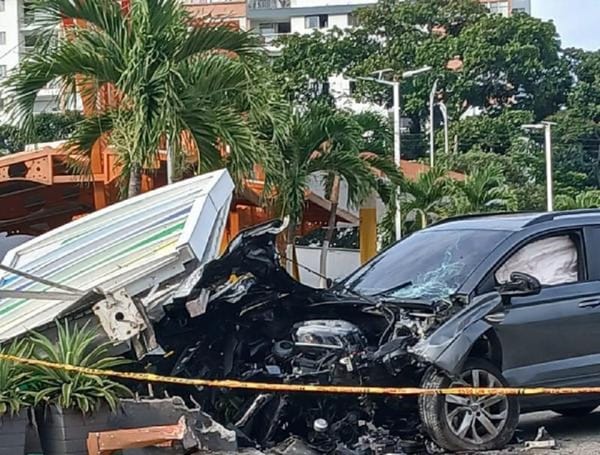 Conductor destruyó su vehículo al chocarlo contra una estación de combustibles en Floridablanca