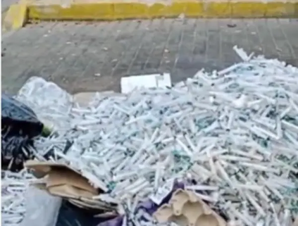 Buscan responsables de desechar miles de jeringas y agujas