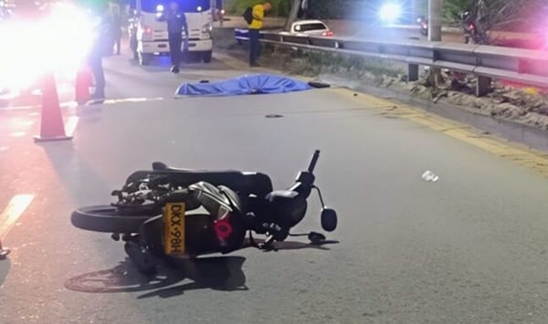 Motociclista falleció tras impactar contra un árbol