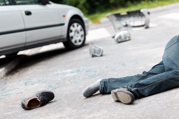 Adulto mayor se salvó tras ser arrollado por una moto