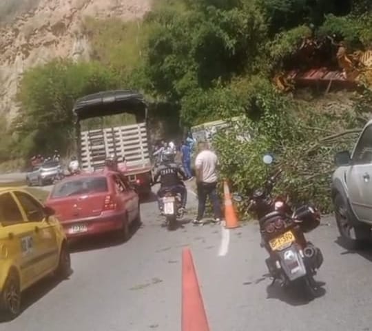 Conductor de grúa se estrella vía al aeropuerto
