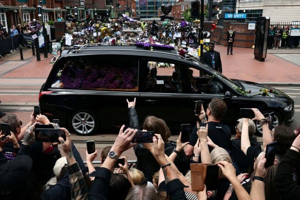 Multitudinaria despedida a Ozzy Osbourne en su ciudad natal de Birmingham
