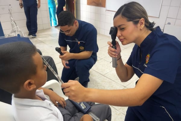 Veo Bien, Aprendo al Cien: Más de 500 Niños Beneficiados con Atención Visual en Bucaramanga