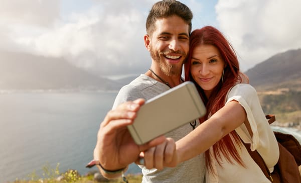 Estudio revela parejas que publican muchas fotos son más propensas a ser infelices