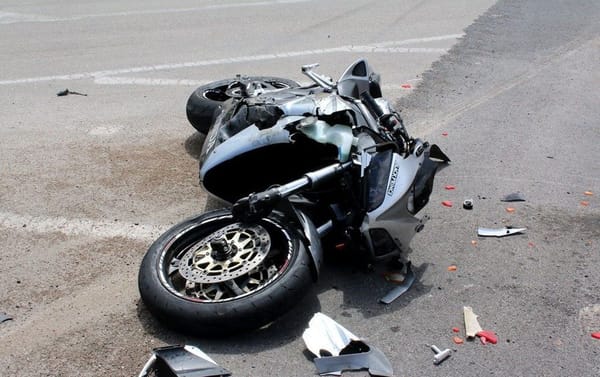 Joven motociclista murió tras accidente con camión