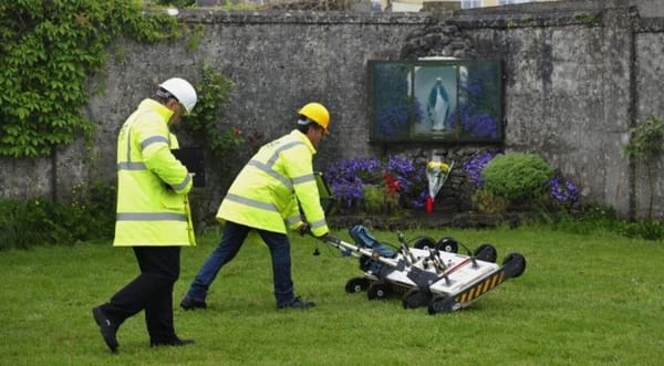 Inicia excavación de una fosa común en Iglesia de Irlanda