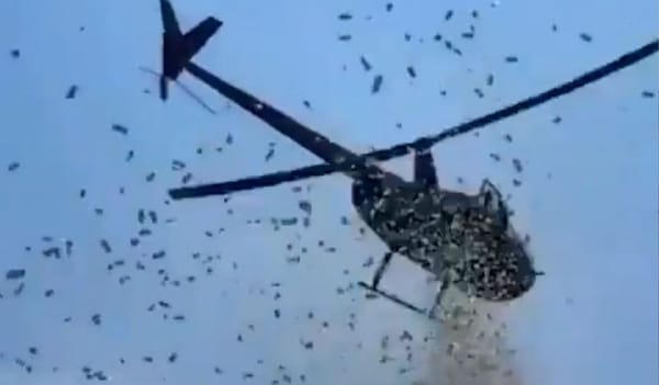 Ultima voluntad del difunto… lanzar dólares desde un helicóptero