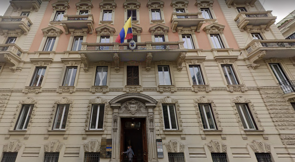 TIEMBLAN diplomáticos de carrera en 69 embajadas