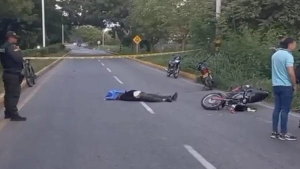 Violento accidente entre motocicletas deja un vigilante muerto